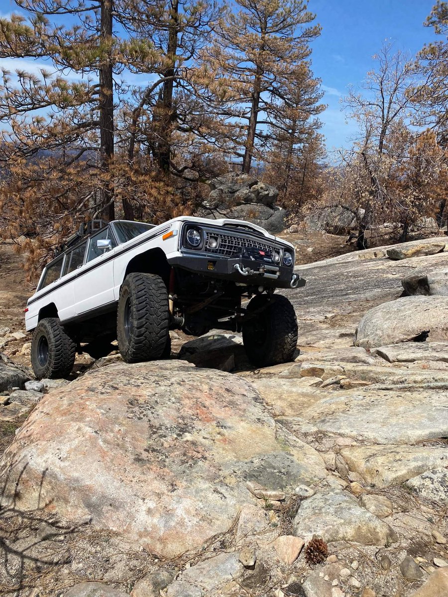 Zeppe807's tweet photo. Wagoneer kicking ass wheeling on the rocks. #waggy #rockcrawler #familyadventurewagon #outdoors #offroad #grandwagoneer #Jeep #itsajeepthing https://t.co/E41z87ZlXU