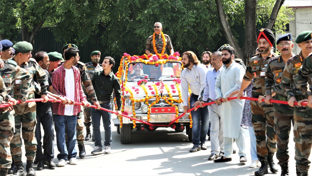defencedefine's tweet photo. स्थानीय कश्मीरी नागरिक भी अपने पसंदीदा कमांडर लेफ्टिनेंट जनरल डीपी पांडे को अलविदा कहने के लिए @ChinarcorpsIA अधिकार के साथ विदाई समारोह में शामिल हुए। #कश्मीर #IndianArmy #Awamkesath #JaiHind ️
 #चिनारवारियर्स #भारतीयसेना #DefenceDefine https://t.co/zTd2PpQ7ek
