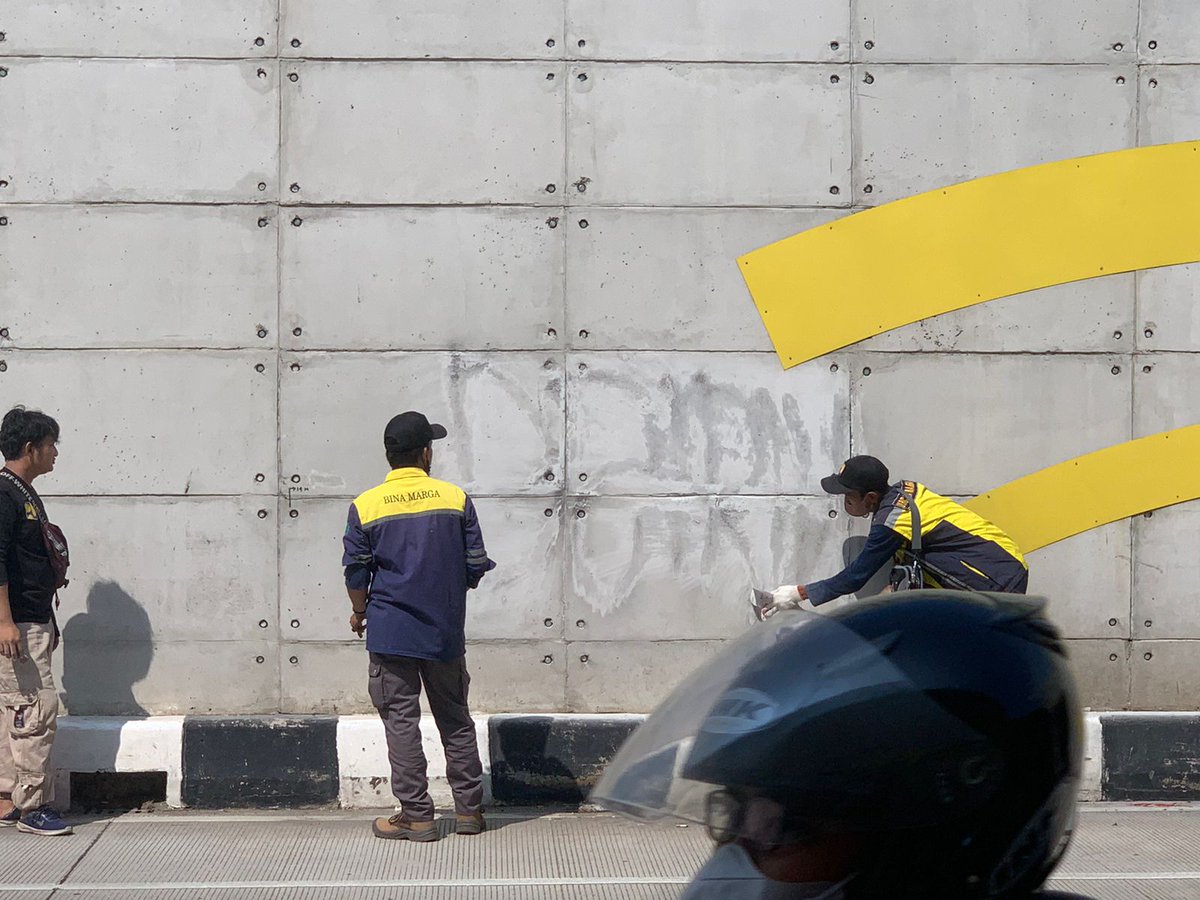 bmsdakotabekasi's tweet photo. Haaaiii sobat #bmsda Giat pagi ini tim URC Bidang Bina Marga melaksanakan pembersihan coretan vandalisme di underpass bulak kapal Kecamatan Bekasi Timur.
yukkkkk kita jaga bersama fasilitas yang ada di kota bekasi jangan sampai di rusak. https://t.co/wepTQMQVfz