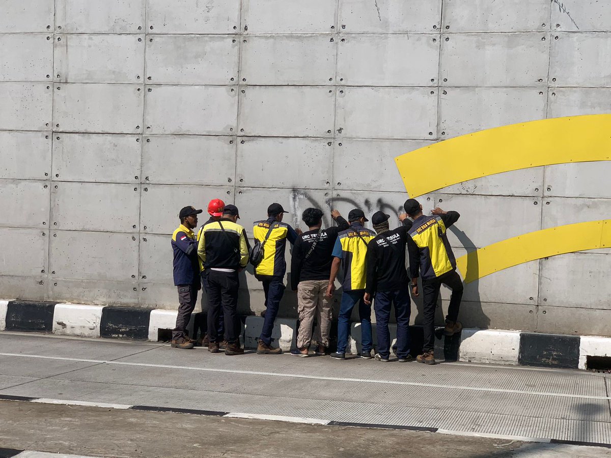 bmsdakotabekasi's tweet photo. Haaaiii sobat #bmsda Giat pagi ini tim URC Bidang Bina Marga melaksanakan pembersihan coretan vandalisme di underpass bulak kapal Kecamatan Bekasi Timur.
yukkkkk kita jaga bersama fasilitas yang ada di kota bekasi jangan sampai di rusak. https://t.co/wepTQMQVfz