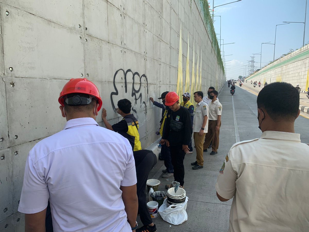 bmsdakotabekasi's tweet photo. Haaaiii sobat #bmsda Giat pagi ini tim URC Bidang Bina Marga melaksanakan pembersihan coretan vandalisme di underpass bulak kapal Kecamatan Bekasi Timur.
yukkkkk kita jaga bersama fasilitas yang ada di kota bekasi jangan sampai di rusak. https://t.co/wepTQMQVfz