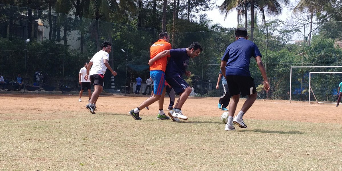 abheshekbansal's tweet photo. In football, a goal is scored by one player, but a goal is not made by one player. Every player contributes to an attack and goals happen when they trust each other to play their roles well.
#SuccessInSports #Teambuilding #LessonsFromFootball
(1/3) https://t.co/jn9BvpOkU3
