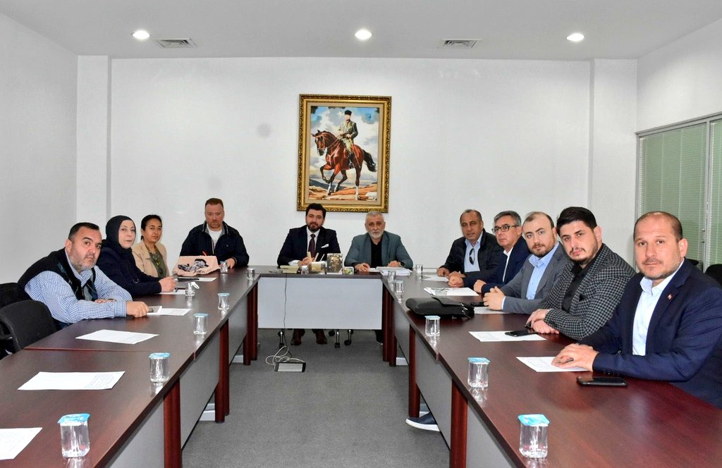 aktepebasii's tweet photo. Tepebaşı Belediyesi Mayıs ayı 2. Birleşim 1. oturum öncesi Meclis Üyelerimiz ve Yerel Yönetimler birim başkanımızın katılımıyla grup toplantımızı  gerçekleştirdik.
#Tepebaşı #AKParti https://t.co/f2Nkigra7j