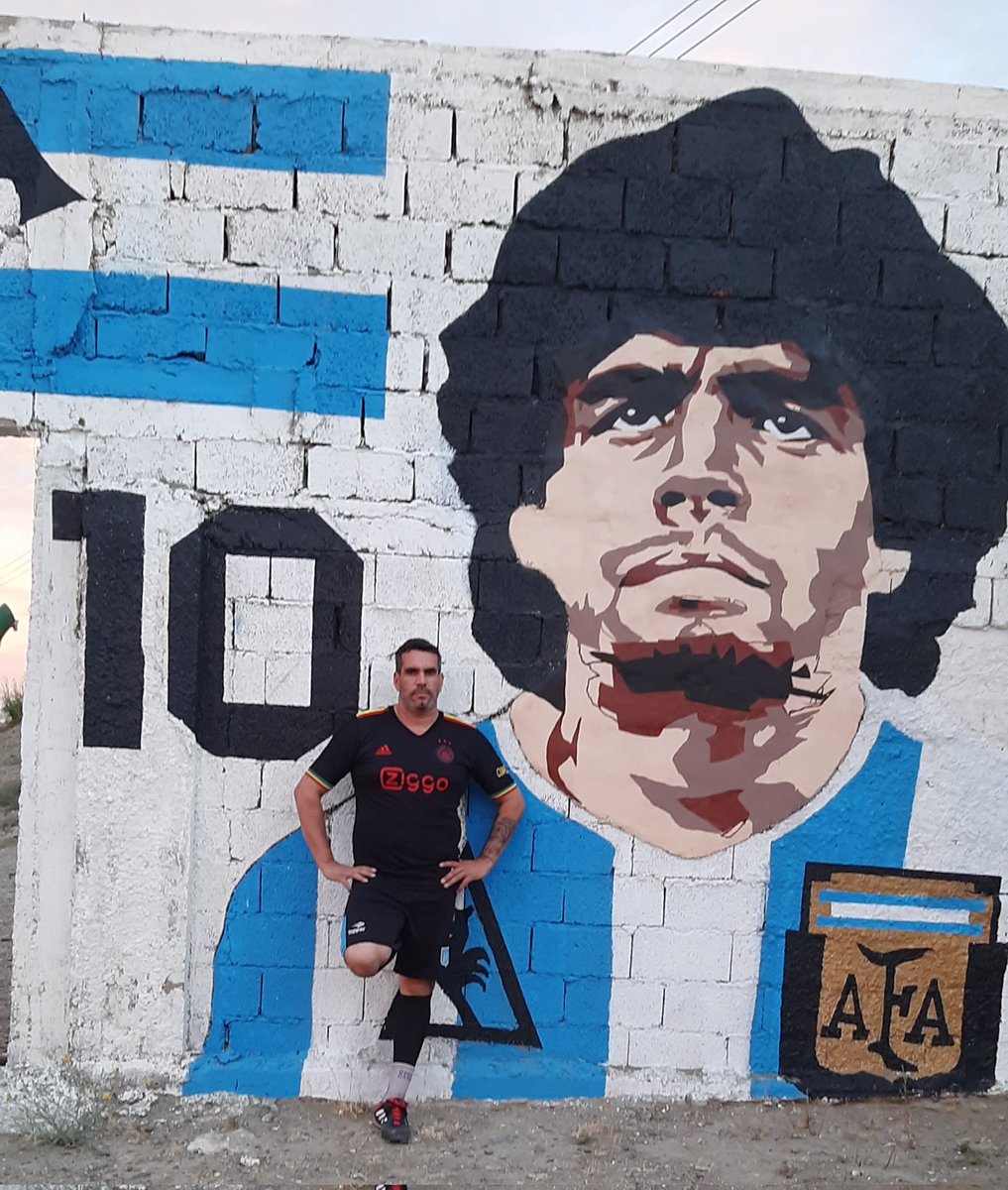 Fervas903's tweet photo. #D10 en todos lados. Muy buen mural en Laprida. https://t.co/jHrAtiIwPJ