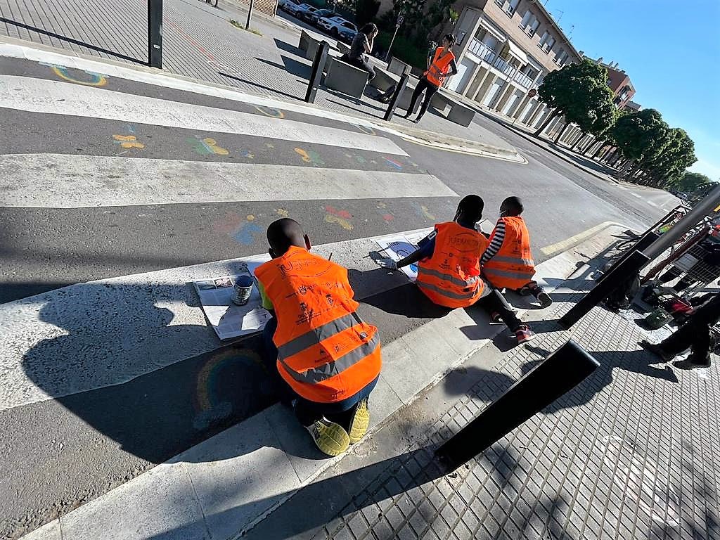 ViladeSalt's tweet photo. 📣#Salt incorpora pictogrames als passos de vianants per a l'alumnat amb TEA

📌La pintada ha estat impulsada per l’Àrea d’Integració i Convivència de l’Ajuntament de Salt, a través del projecte Juguem? Itineraris Segurs.

ℹ️Llegeix la notícia a https://t.co/hb44Udm8DG https://t.co/e2SGJpN7SE