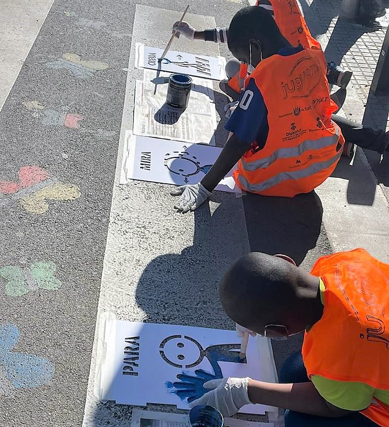 ViladeSalt's tweet photo. 📣#Salt incorpora pictogrames als passos de vianants per a l'alumnat amb TEA

📌La pintada ha estat impulsada per l’Àrea d’Integració i Convivència de l’Ajuntament de Salt, a través del projecte Juguem? Itineraris Segurs.

ℹ️Llegeix la notícia a https://t.co/hb44Udm8DG https://t.co/e2SGJpN7SE