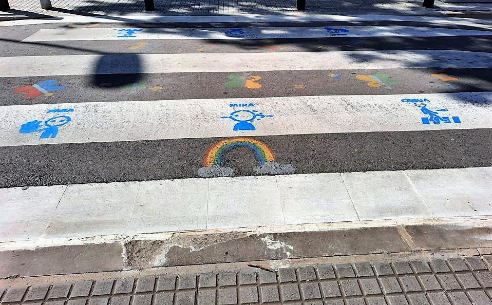 ViladeSalt's tweet photo. 📣#Salt incorpora pictogrames als passos de vianants per a l'alumnat amb TEA

📌La pintada ha estat impulsada per l’Àrea d’Integració i Convivència de l’Ajuntament de Salt, a través del projecte Juguem? Itineraris Segurs.

ℹ️Llegeix la notícia a https://t.co/hb44Udm8DG https://t.co/e2SGJpN7SE