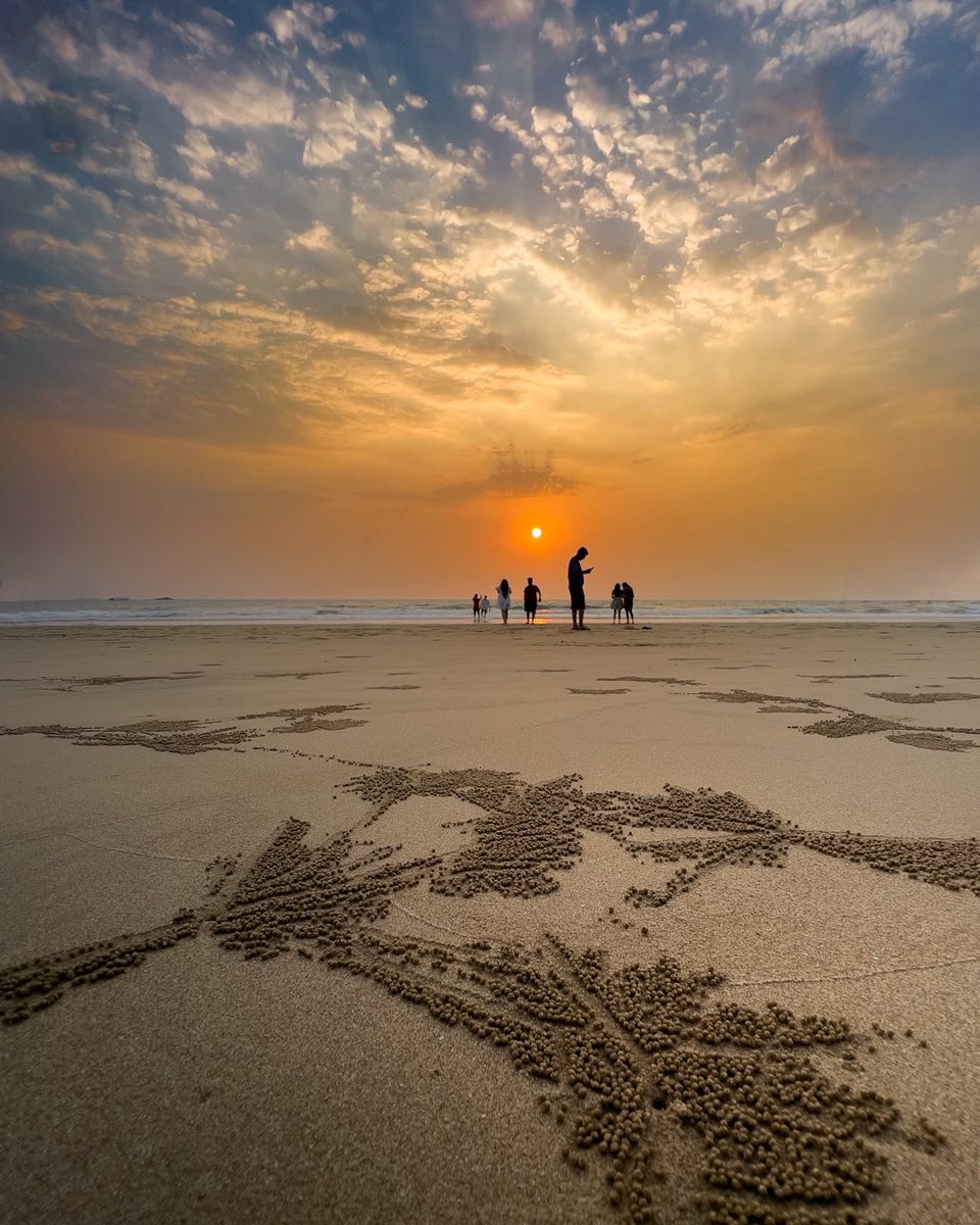 RamyaBalkur's tweet photo. Tiny sand artists in Gokarna shores!

#travelphotography #IncredibleIndia #Karnataka https://t.co/fn7UvjbZbF