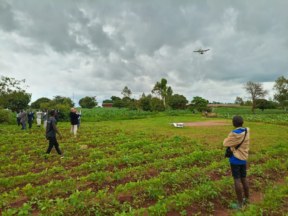 Wingcopter's tweet photo. Recently, German Ambassador Ralph Timmermann &amp; representatives of @giz_gmbh and @health_malawi toured our drone operations in #Malawi. Through their support, the Drone and Data Aid project is on track to reach 1,000 emergency deliveries very soon. #drones4good #Wingcopter #health https://t.co/chLoWdM6ph