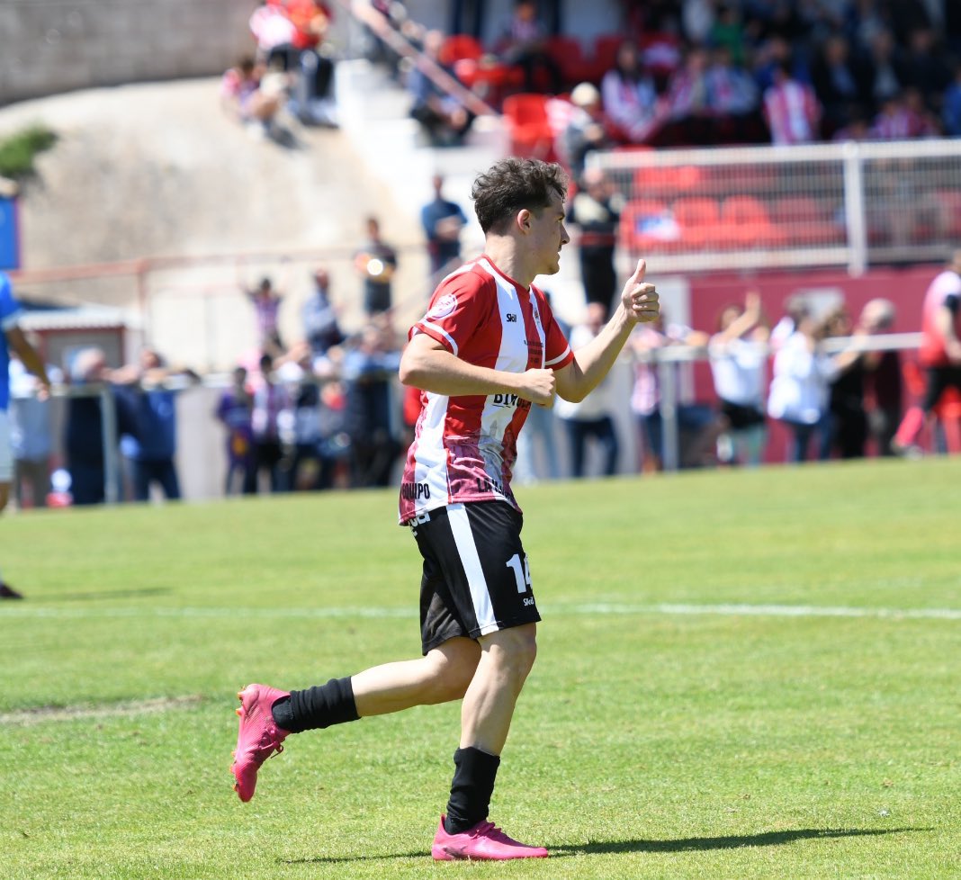 CFIllueca's tweet photo. Muchos nos preguntabais si íbamos a tener más camisetas conmemorativas de este Play Off de Ascenso a Segunda RFEF. 

📸 Mirad la foto… 🆗 ¡¡¡Barri nos dice que SÍ!!!

¡¡¡Hemos encargado más camisetas!!! 🤩

🚛Tenemos de camino una nueva remesa… https://t.co/oyTqumZTNl