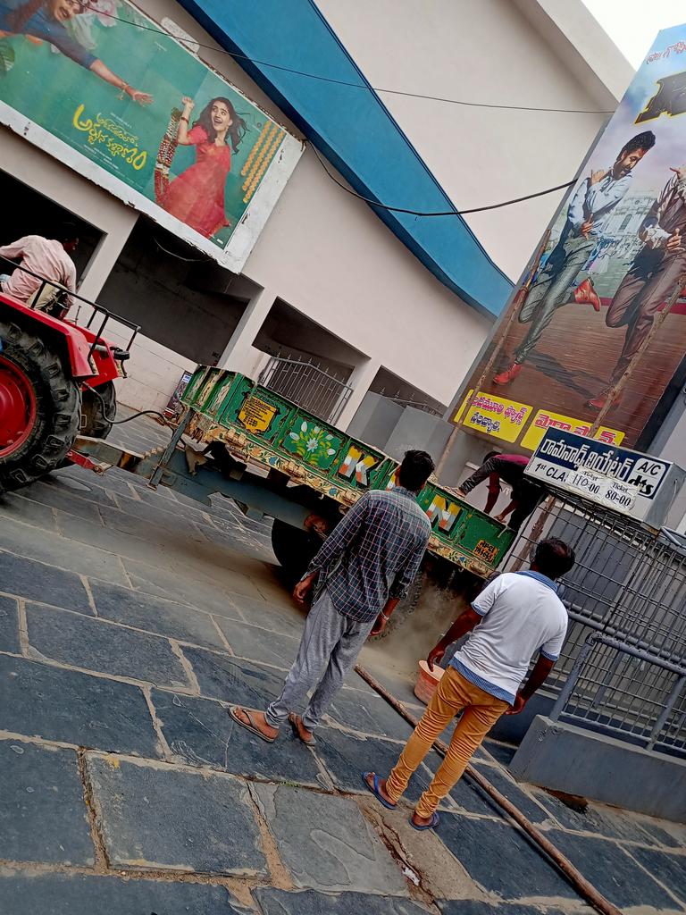NSV0520's tweet image. Work started for 42 feet cut out in #Nandyal Town at #Ramnath theatre 

#SarkaruVaariPaata
#SVP
#SVPMania 

@ZubairNandyal
@Prasad4Prince 
@NandyalSSMBfans