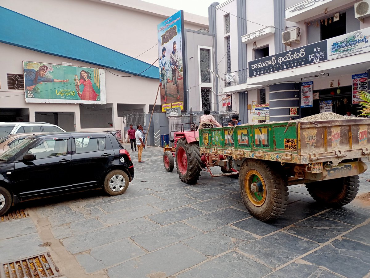NSV0520's tweet image. Work started for 42 feet cut out in #Nandyal Town at #Ramnath theatre 

#SarkaruVaariPaata
#SVP
#SVPMania 

@ZubairNandyal
@Prasad4Prince 
@NandyalSSMBfans
