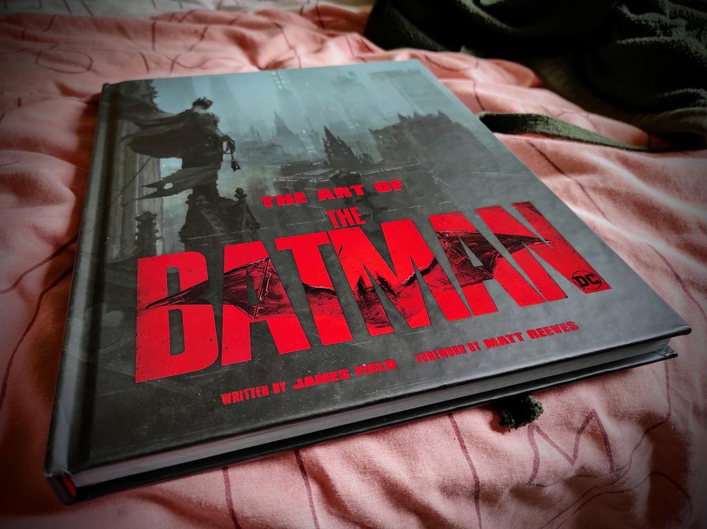 yanndanh's tweet photo. Tchitchaaaaaa #theArtOfTheBatman  Written by #jamesField 
Foreword by @mattreevesLA 
#TheBatman https://t.co/At6YPKemsC