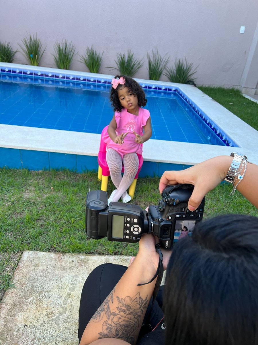 Cara olha a Poze dela pras fotos da festa dela cara 🤣🤣❤️❤️❤️❤️❤️