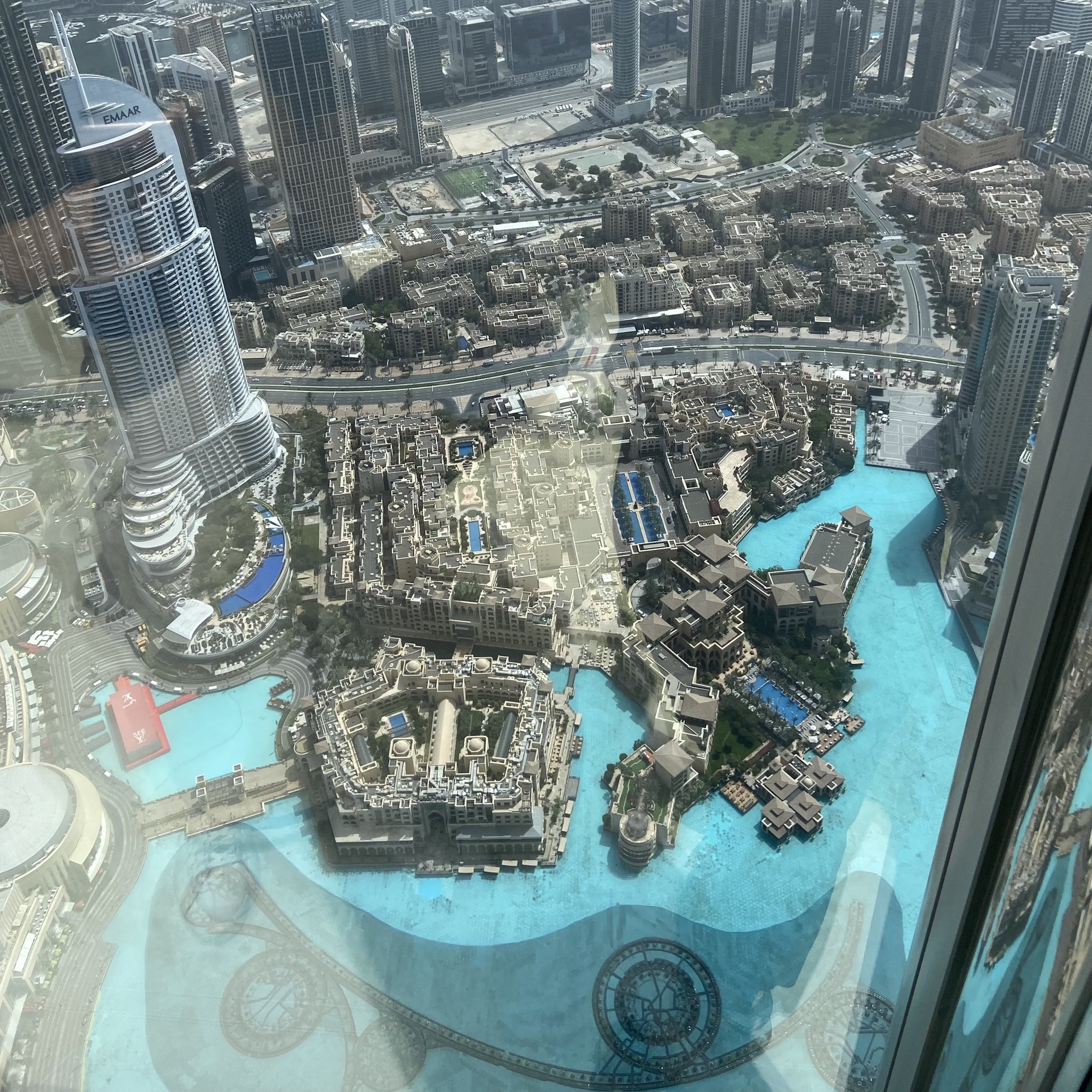 Ally At The Top Burj Khalifa ドバイを象徴する建物である ブルジュハリファの124階に登ることができるアットザトップ 世界一の高さを誇るビルから ドバイを一望することができます 展望台へのエレベーターに乗る前には ブルジュハリファの建設