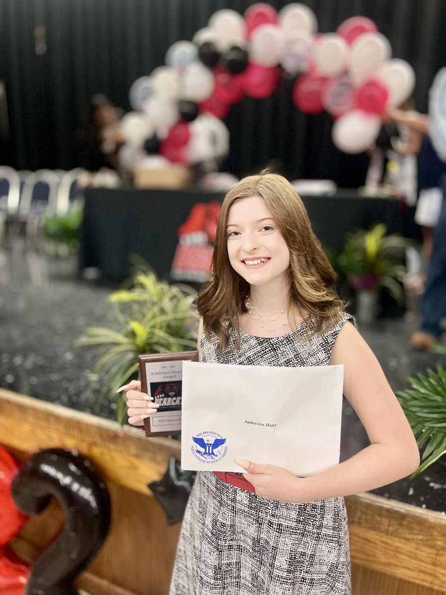AbiHart2020's tweet photo. Abrianna was one of the Bearcat Award and Gold Presidential Award recipients! Also recognized for high honor roll. SOOOO PROUD OF HER!! https://t.co/XZOt8Zsrs1