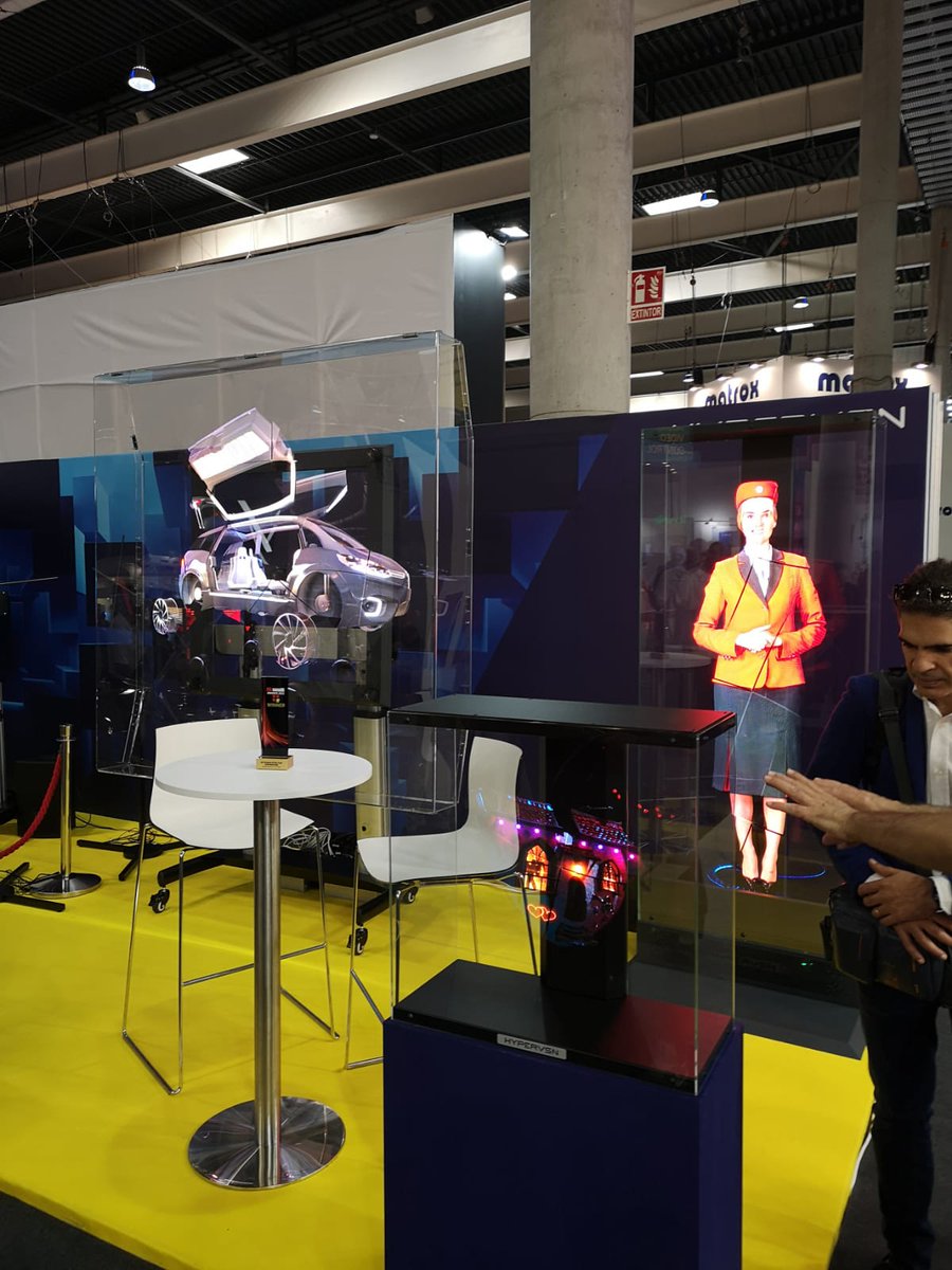 albertcuestam's tweet photo. 💡🌐 Hologramas para diseñar un coche o asistirnos, Big Data para controlar el tráfico y Realidad Aumentada para interactuar con las estrellas del deporte.

La transformación en la industria, cada vez más inteligente, conectada y automatizada es palpable en el  #IoTSW2022 https://t.co/PqNGss0Rhq