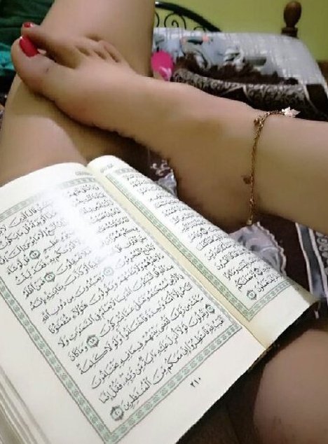 deesahar07's tweet photo. بلاش يا بنت تناموا وتنسوا المصحف جمبيكم  . 🇸🇦 متعملوش زاي بنساه اقوم القيه علي جسمي كده. مش عارفه ازاي . https://t.co/lXCh1rXGqy