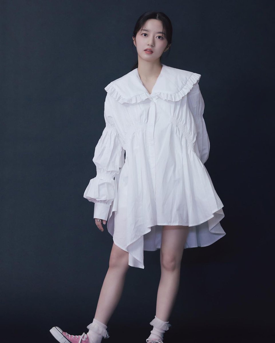 hyeonsoofiles's tweet photo. Hyeonsoo in her adorable looking socks and tiny little pink shoe 🍥 https://t.co/uj4o9GAA30