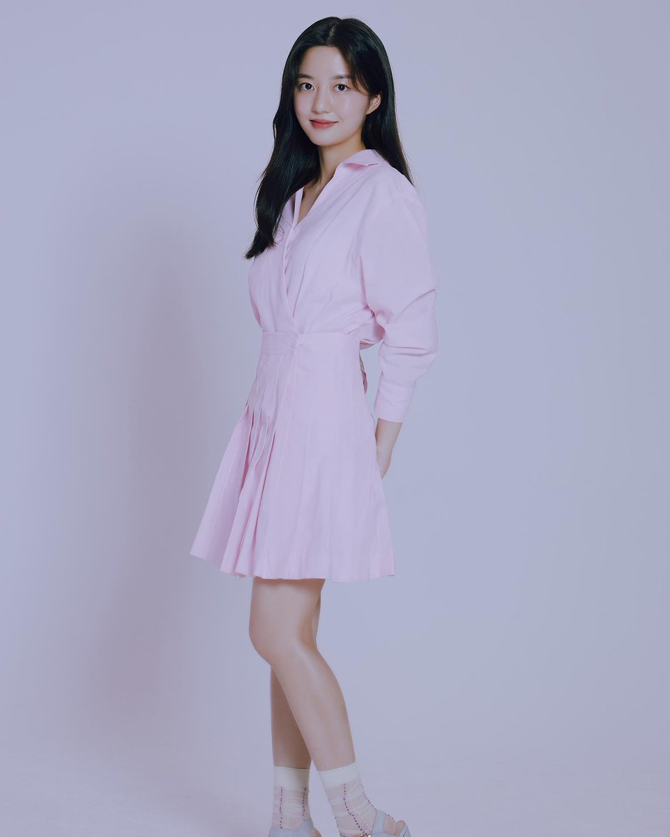 hyeonsoofiles's tweet photo. Hyeonsoo in her adorable looking socks and tiny little pink shoe 🍥 https://t.co/uj4o9GAA30