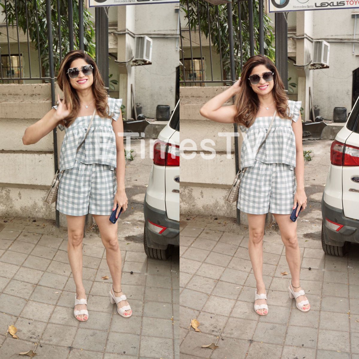 ETimesTV's tweet photo. @ShamitaShetty looks chic as she gets snapped in the city😍❤️

#shamitashetty #tvcelebs #tvstars #etimestv https://t.co/yLMy3I5LNW