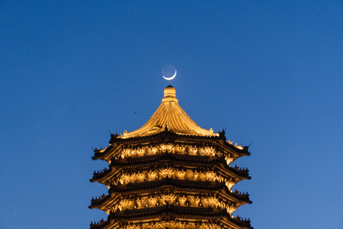 Hope you enjoy this night view of #PKU's Boya Pagoda. (Photo: Zou Mingzhi)