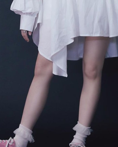 hyeonsoofiles's tweet photo. Her legs are so small like 😭 https://t.co/rg0CIMrg3e