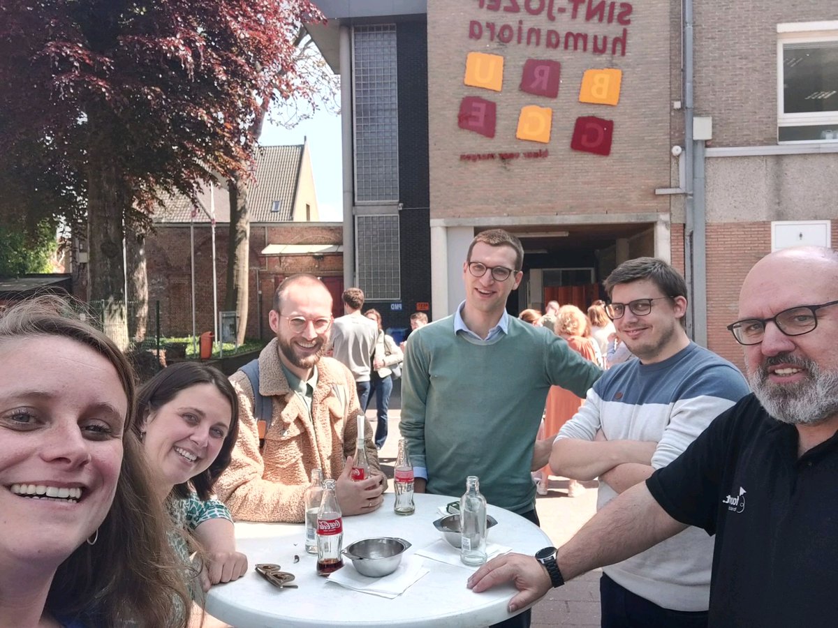 PauwelsVik's tweet photo. Vrijdag namen de het leerkrachtenteam van Sint-Jozef Humaniora Brugge mee op sleeptouw in een #FutureMove tijdens een pedagogische studiedag! #IedereenDigitaalInBeweging #Fourcastforeducation #onderwijs https://t.co/wGqesC9oL5