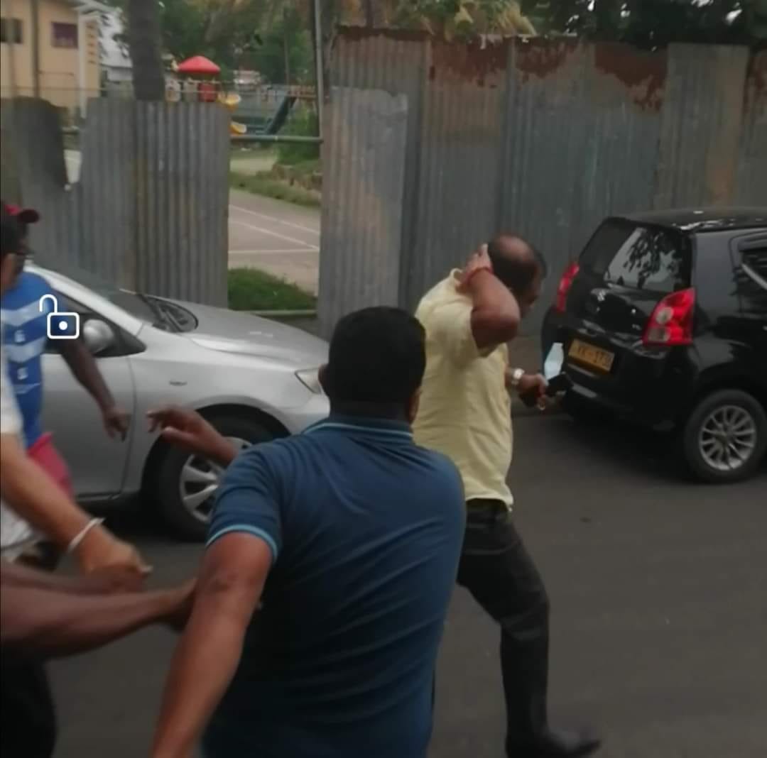 AlthafZOfficial's tweet photo. Senior DIG in-charge of the Western Province Deshabandu Tennakoon injured following an assault by a group - Police

#SLnews #SriLankaCrisis #lka #DeshabanduTennakoon #Injured #Police https://t.co/PRMbY1Wsim