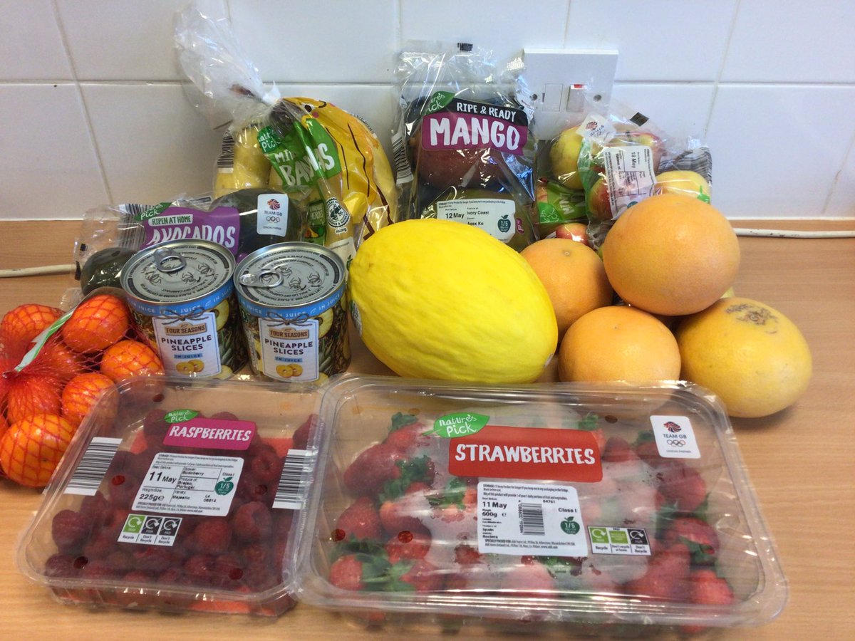 HolyFamilyL8_FS's tweet photo. Today we have enjoyed making fruit kebabs with fresh healthy fruit from @AldiUK. #usingoursenses #trysomethingnew #healthyliving https://t.co/PIuyj2m1nd
