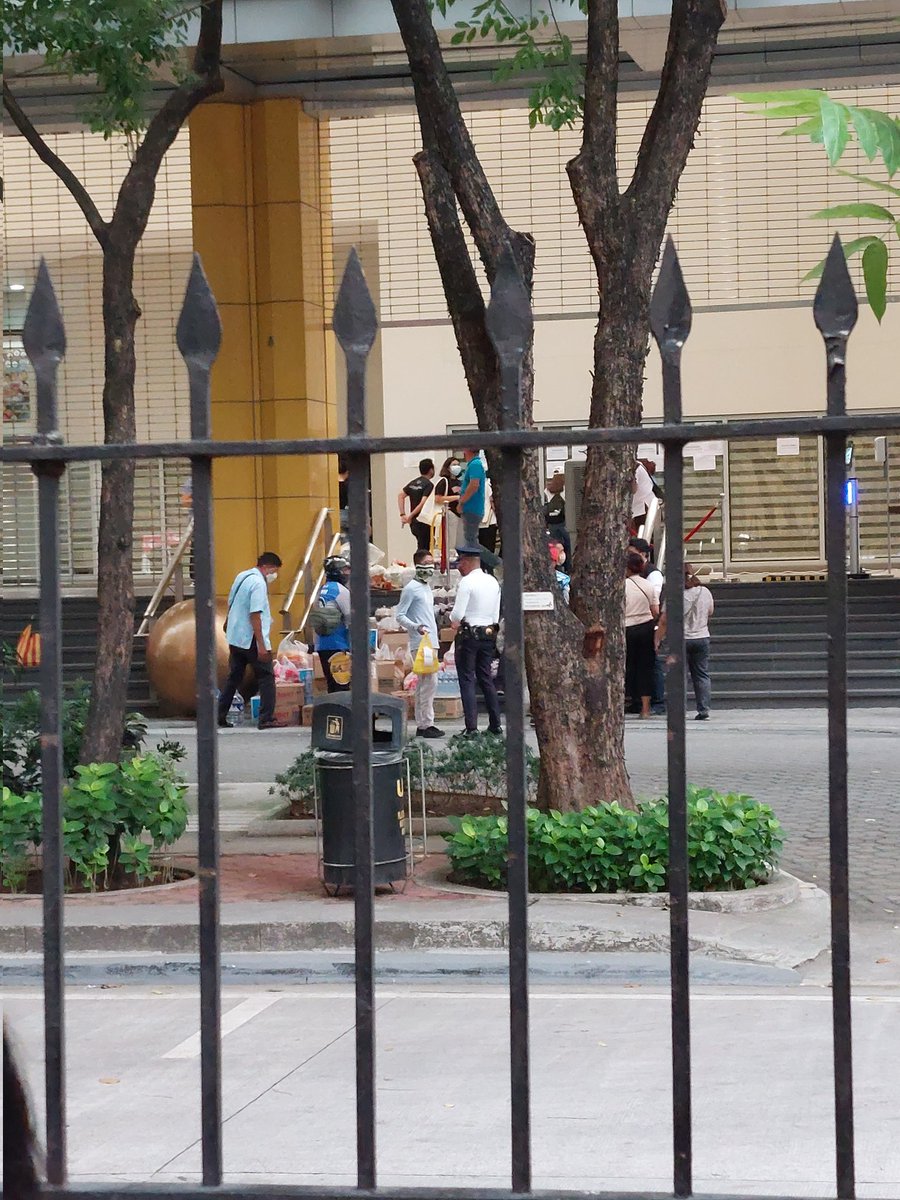 JustNiccoJavier's tweet image. Kahapon walang pila, ngayong hapon: bongga ang pila. 
Also, donations of food and drinks keep pouring in, keep seeing private vehicles, Grab, Lalamove, Foodpanda, tricycles, etc, dropping off goods at the steps of the gym. 
#PPCRVVolunteers #PPCRV #UST #Halalan2022