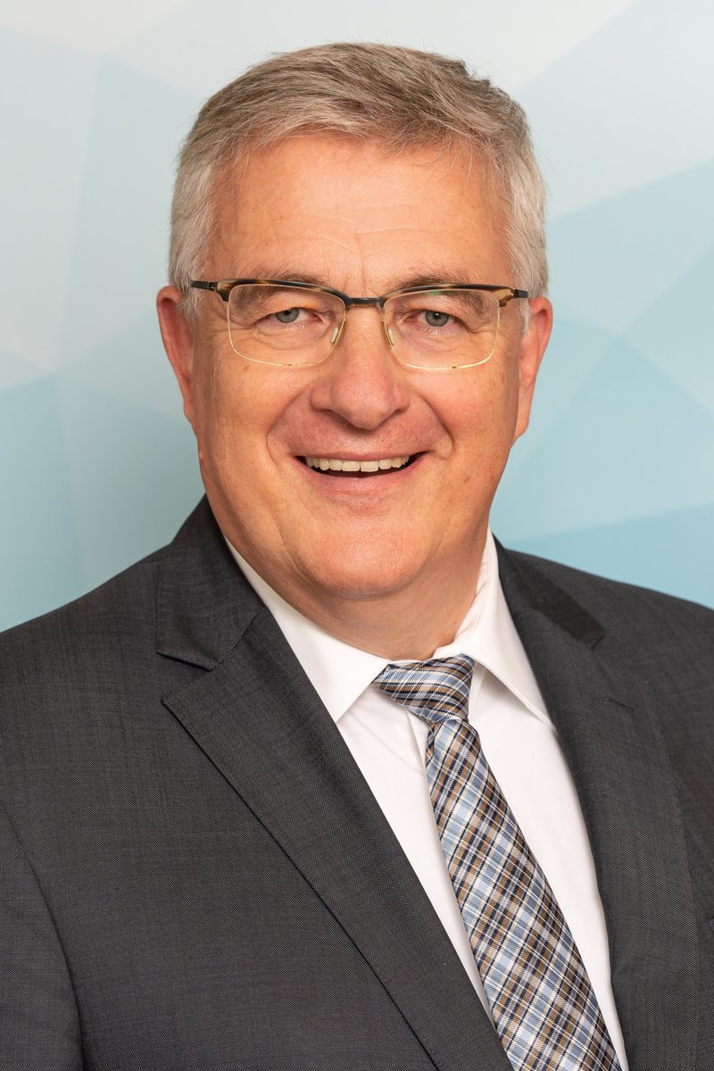 ingkhessen's tweet photo. Die #Ingenieurkammer #Hessen gratuliert ihrem Präsidenten Dipl.-Ing. Ingolf Kluge heute ganz herzlich zu seinen 60. Geburtstag und wünscht ihm im Namen seiner Vorstandskollegen und der Geschäftsstelle für das neue Lebensjahr Gesundheit, Glück und Erfolg.
#IngKH #Jubiläum https://t.co/dMqoxOmn1Q