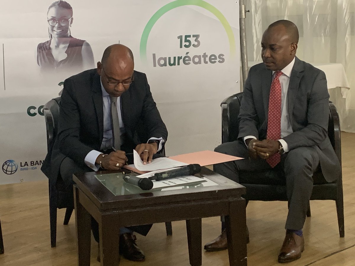 Pareel_sn's tweet photo. Live | Événement de clôture #Pareel

Signature de l’accord de partenariat entre @EcobankSenegal et @Deloitte par Monsieur Sahid Yallou, Directeur Général de Ecobank et Monsieur Marc-Fadel Alexandrenne, Managing Partner de Deloitte #Sénégal. 

#WomensEconomicEmpowerment https://t.co/WthmGTaA4o