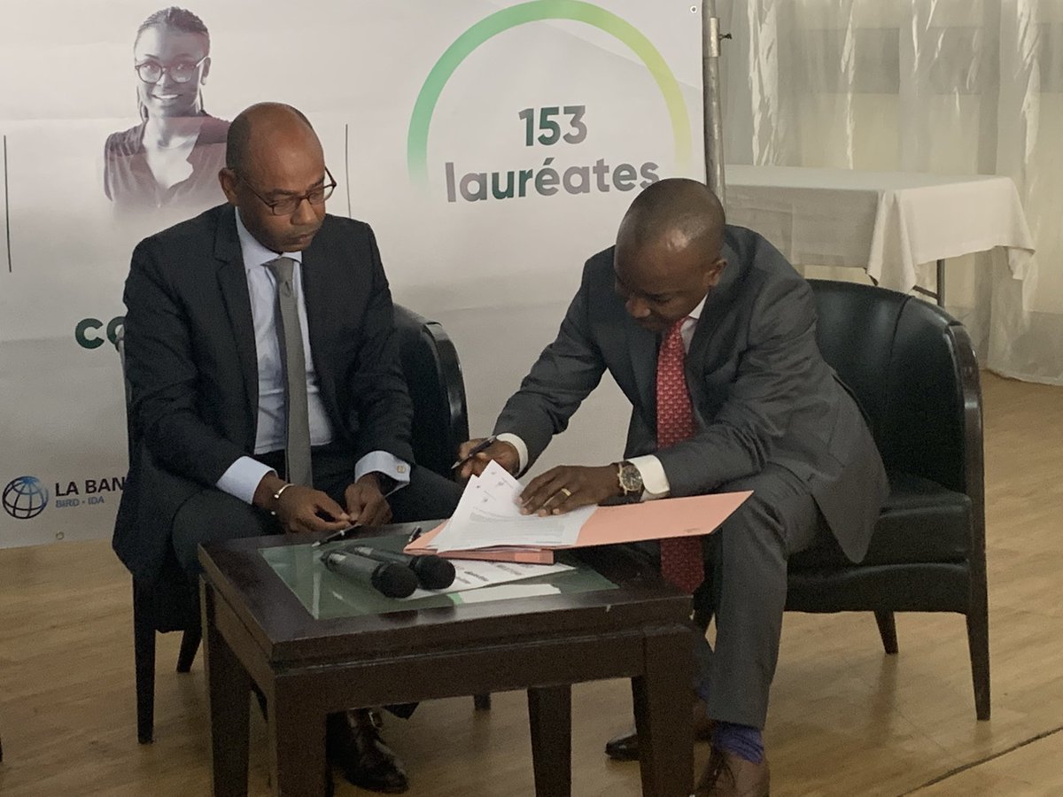 Pareel_sn's tweet photo. Live | Événement de clôture #Pareel

Signature de l’accord de partenariat entre @EcobankSenegal et @Deloitte par Monsieur Sahid Yallou, Directeur Général de Ecobank et Monsieur Marc-Fadel Alexandrenne, Managing Partner de Deloitte #Sénégal. 

#WomensEconomicEmpowerment https://t.co/WthmGTaA4o