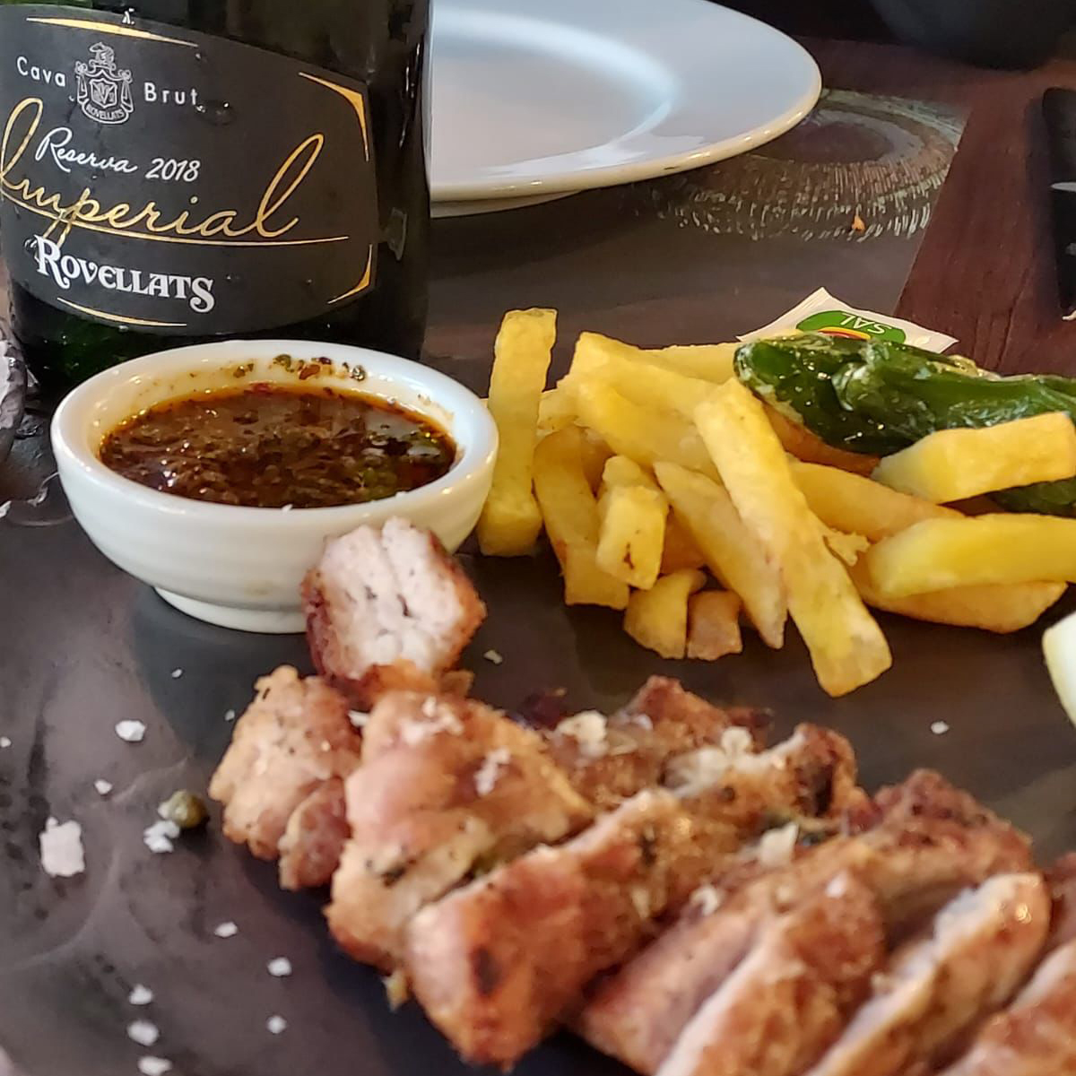 Rovellats's tweet photo. No només nosaltres creiem que el nostre Rovellats Imperial marida amb gairebé tot…
🍴 Restaurant Masia Can Ferran
📍 Carretera Molins de Rei, km 14 (Sant Quirze del Vallès)
#Rovellats #Cava #Penedès #Restaurant #carfoxes #seques #botifarra @canferran https://t.co/NlHQSld7Em