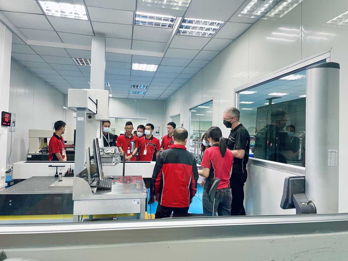 Star_Rapid's tweet photo. Our CEO Gordon Styles on his weekly GEMBA WALK, examining our climate-controlled Quality Control room, specifically our Coordinate Measuring Machine. #gembawalk #gordonstyles #seriousengineering #starrapid #qualitycontrol https://t.co/syz6Wgzyxo