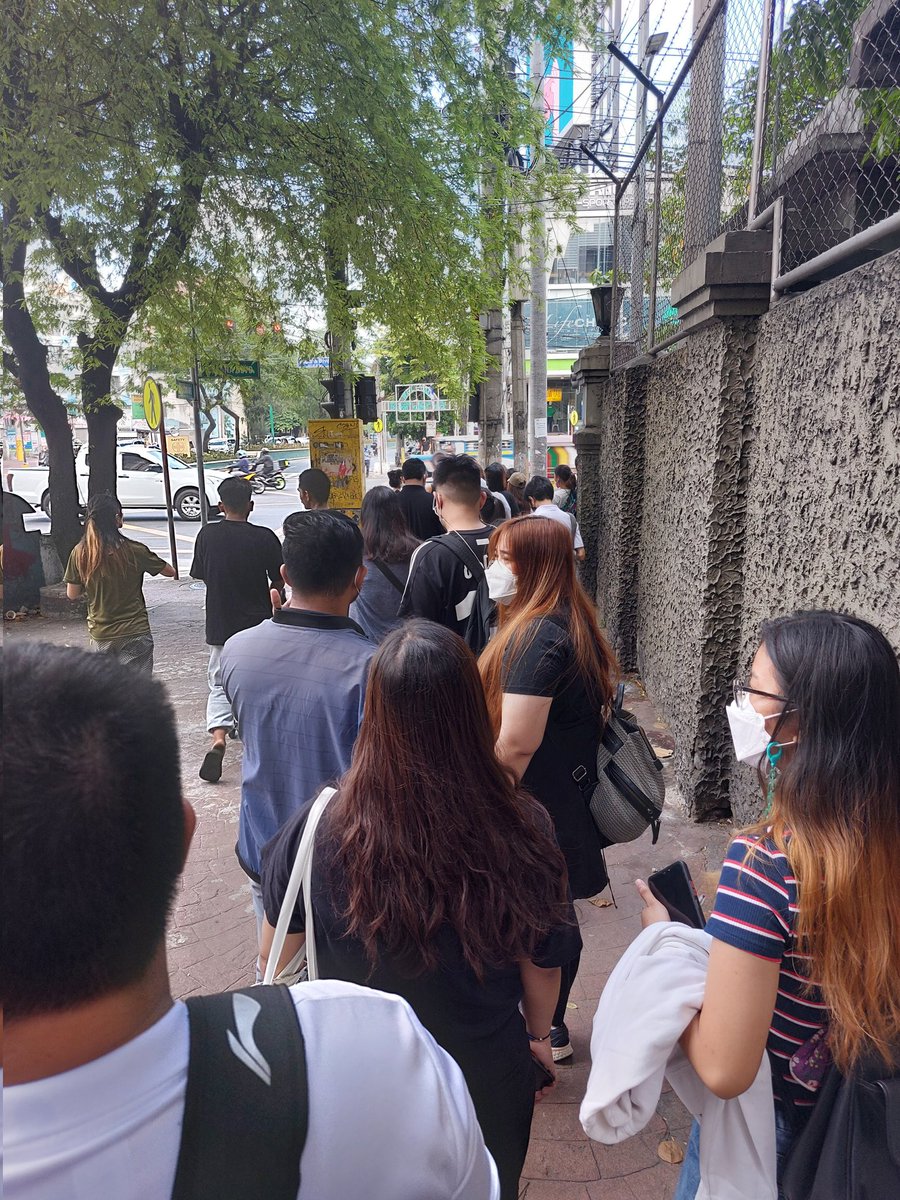 JustNiccoJavier's tweet image. Kahapon walang pila, ngayong hapon: bongga ang pila. 
Also, donations of food and drinks keep pouring in, keep seeing private vehicles, Grab, Lalamove, Foodpanda, tricycles, etc, dropping off goods at the steps of the gym. 
#PPCRVVolunteers #PPCRV #UST #Halalan2022