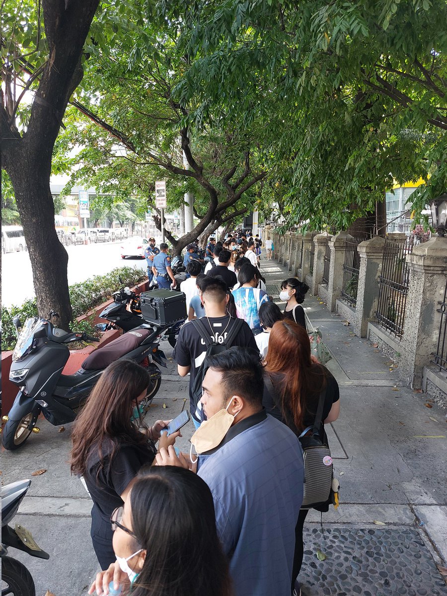 JustNiccoJavier's tweet image. Kahapon walang pila, ngayong hapon: bongga ang pila. 
Also, donations of food and drinks keep pouring in, keep seeing private vehicles, Grab, Lalamove, Foodpanda, tricycles, etc, dropping off goods at the steps of the gym. 
#PPCRVVolunteers #PPCRV #UST #Halalan2022