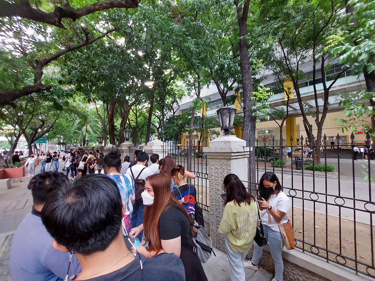 JustNiccoJavier's tweet image. Kahapon walang pila, ngayong hapon: bongga ang pila. 
Also, donations of food and drinks keep pouring in, keep seeing private vehicles, Grab, Lalamove, Foodpanda, tricycles, etc, dropping off goods at the steps of the gym. 
#PPCRVVolunteers #PPCRV #UST #Halalan2022