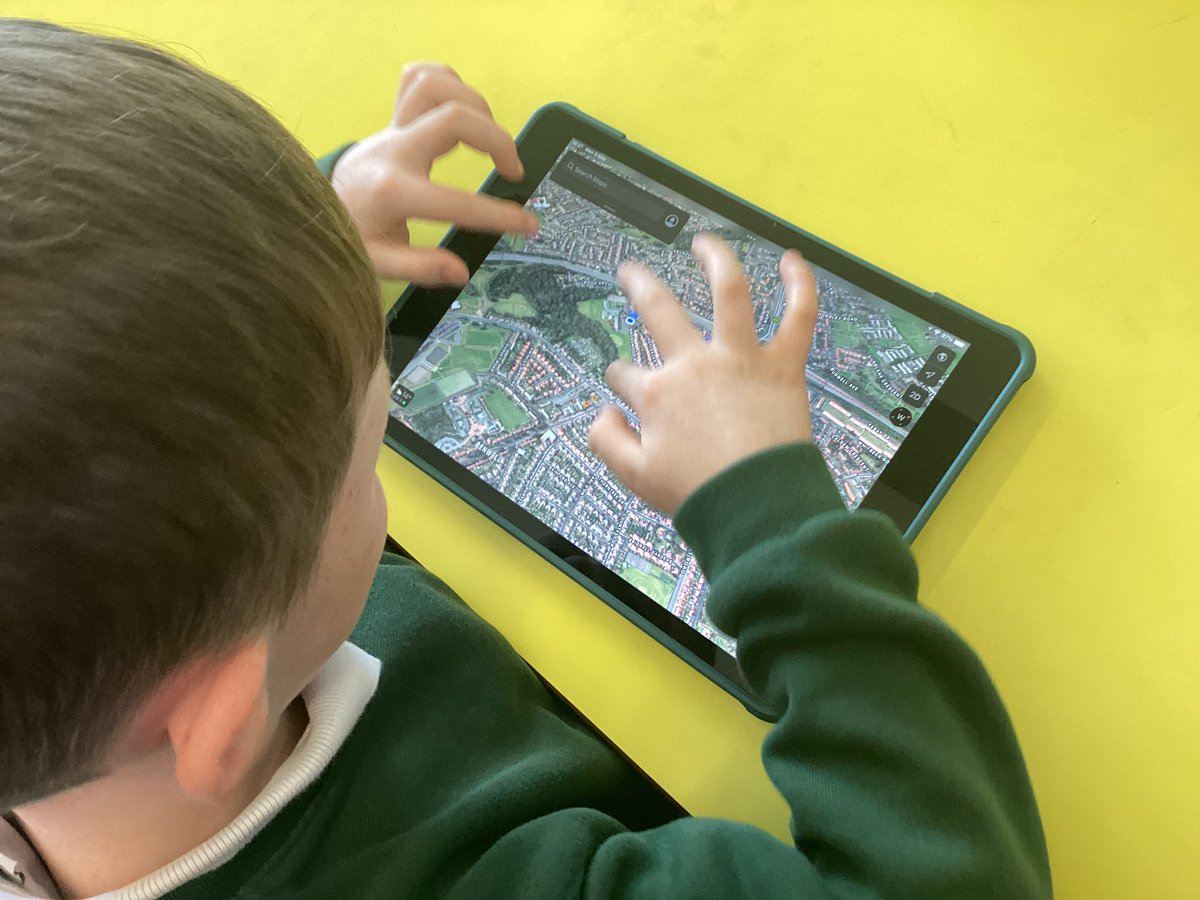 Mrs_LUnderWood's tweet photo. Year 2 have been using digital maps to locate our school and discuss what we can see surrounding it. We switched to satellite maps and could how many buildings there was. We also noticed roads, trees, playgrounds, parks and much more.
#edutwitter #ipadsforlearning #map #localarea https://t.co/iFgY2TTBBZ