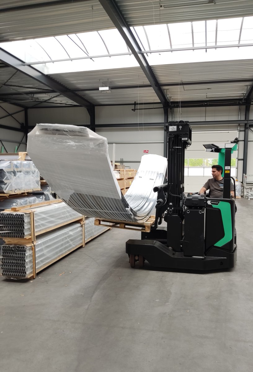 Hak4t's tweet photo. HAK4T INVESTEERT IN VERDUURZAMING ‘HEFTRUCKPARK’
Met de aanschaf van deze elektrische reach truck van Vorktrucks Holland hebben we ons heftruckpark uitgebreid en zetten we een mooie stap in het energiezuiniger en duurzamer maken van ons ‘wagenpark’. https://t.co/0LTfDc0i5v