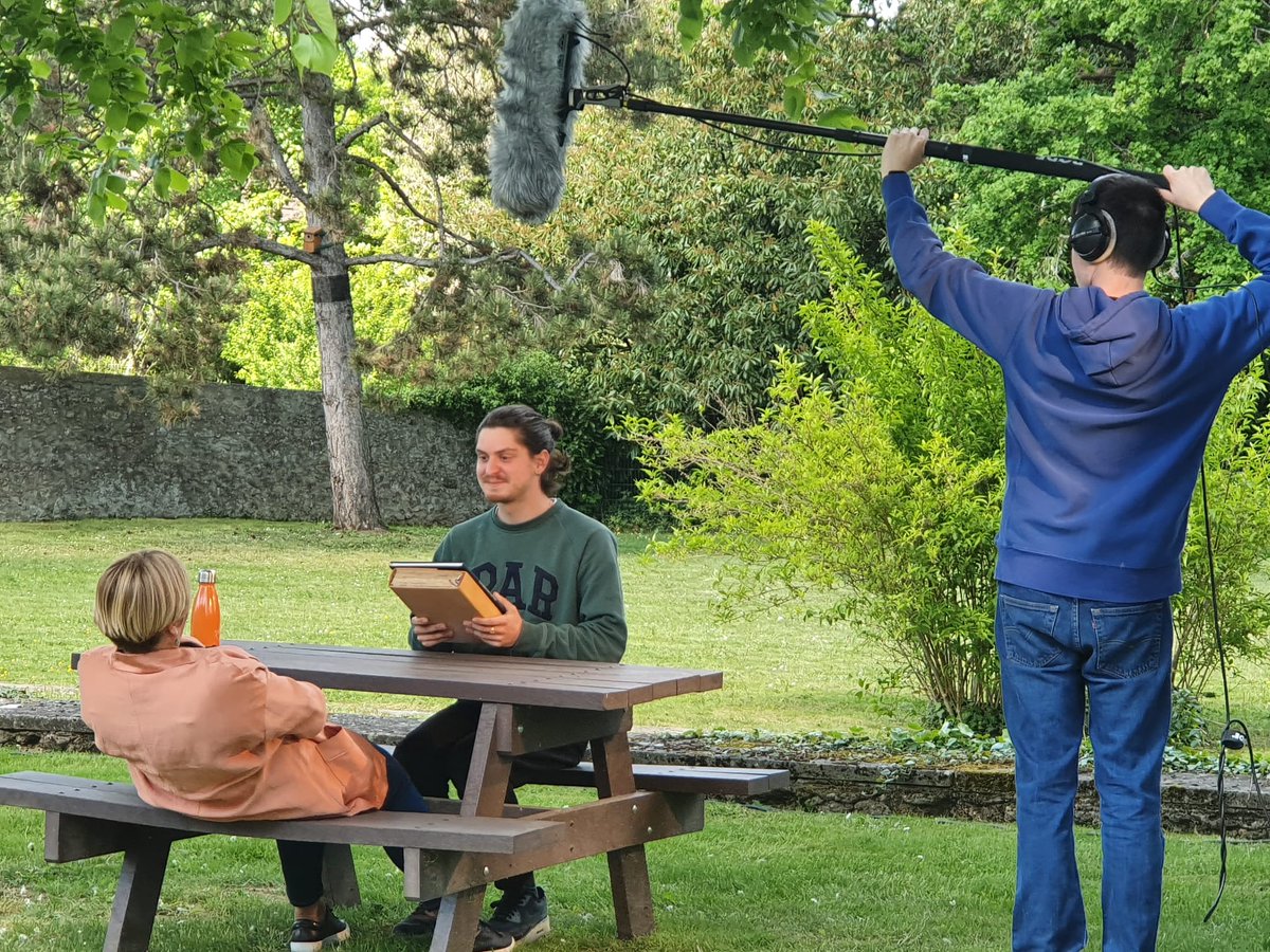 villemagny78's tweet photo. Vend., un tournage avait lieu à la Maison des Bonheur, à #Magny78. Les acteurs sont bien connus des Magnycois. Il s'agit d'Ulysse Reynaud, Magnycois, et de Virginie Camus intervenante "culture". Le film sera dévoilé le vend 9 sept, pour l'accueil des nouveaux habitants.
@3ISEcole https://t.co/g8KSbhYSrB