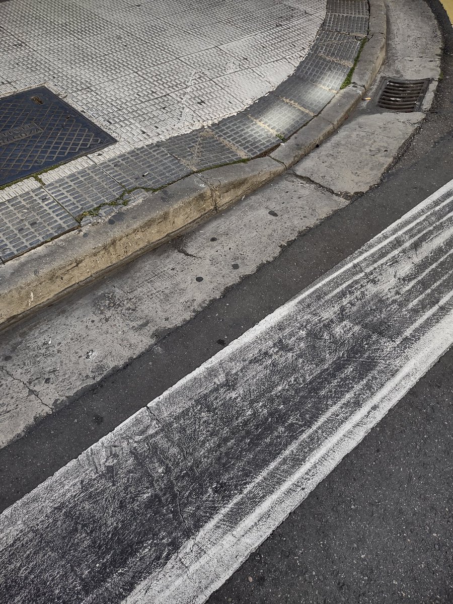 Ziudadana23's tweet photo. En la #CalleCánovas, esquina con #CallePrincesa hay un #PasoDeCebra con una tramo rebajado de bordillo RIDÍCULO. En una zona en la que hay 🧑🦽🧑🦼🦽🦼🧑🦯🚶
¿En serio no se puede generalizar la #CotaCero? https://t.co/uhauA0N6sW