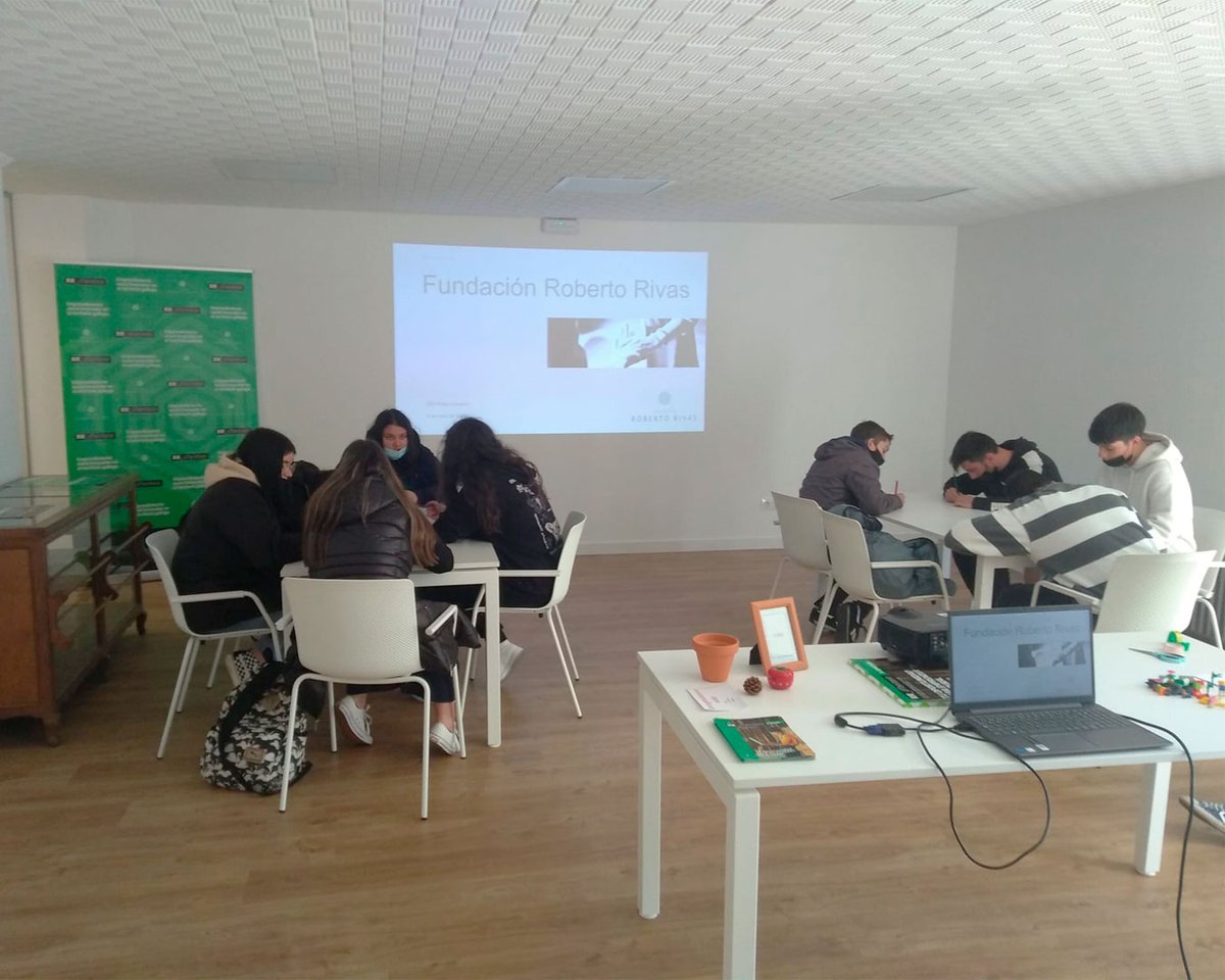 rr_fundacion's tweet image. Nuestro espacio de innovación es también para estudiantes 📚

El pasado jueves 5 de mayo tuvimos el placer de recibir una visita muy especial en #LaModaRuralLab: 9 alumnos y alumnas de 1º de #FormaciónProfesional Básica-Servicios Comerciales del IES Pintor Colmeiro de Silleda

👇🏼
