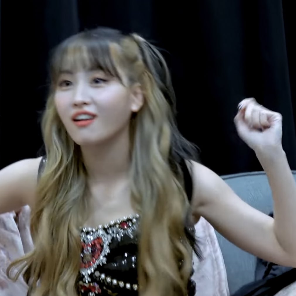 bestgirlmomo's tweet photo. momo's four different moods 🥰 #MOMO https://t.co/poGYUey65h
