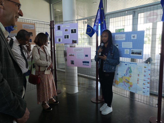 AcBordeaux's tweet photo. 🇪🇺 Ce lundi 9 mai, les élèves des collèges Simone Veil de Carbon-Blanc et Manon Cormier de Bassens ont célébré la #JourneedelEurope.

👉Au programme : exposition sur l'historique de la construction européenne, hymne européen, concert, et gastronomie européenne 🍝🎶 https://t.co/dDOzo9GuTM