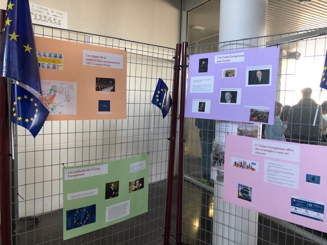 AcBordeaux's tweet photo. 🇪🇺 Ce lundi 9 mai, les élèves des collèges Simone Veil de Carbon-Blanc et Manon Cormier de Bassens ont célébré la #JourneedelEurope.

👉Au programme : exposition sur l'historique de la construction européenne, hymne européen, concert, et gastronomie européenne 🍝🎶 https://t.co/dDOzo9GuTM