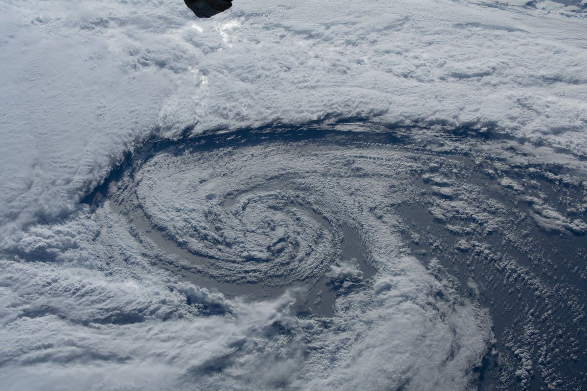 WetterKontor's tweet photo. Bilder von der #ISS, #Azorentief: https://t.co/JQV563z7X8 https://t.co/ckgG52cIJq