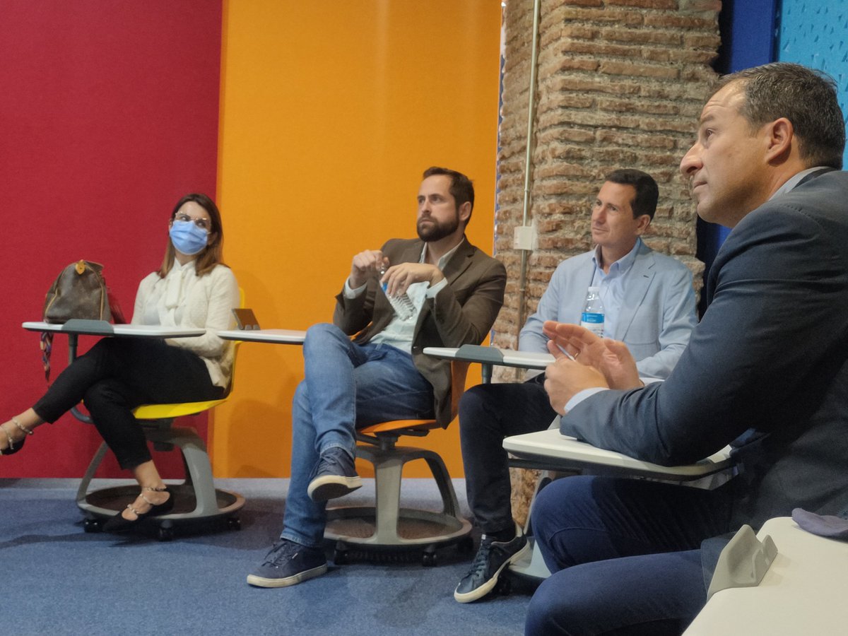 Noobe_AL's tweet photo. La concejala @CarilloSusana y el concejal @Luis_Verde visitan nuestras instalaciones en representación del ayuntamiento @malaga. Les contamos todas nuestras innovaciones en el sector #educativo y la propuesta de cara al nuevo año escolar #Educacion https://t.co/gnNkKNcCXt