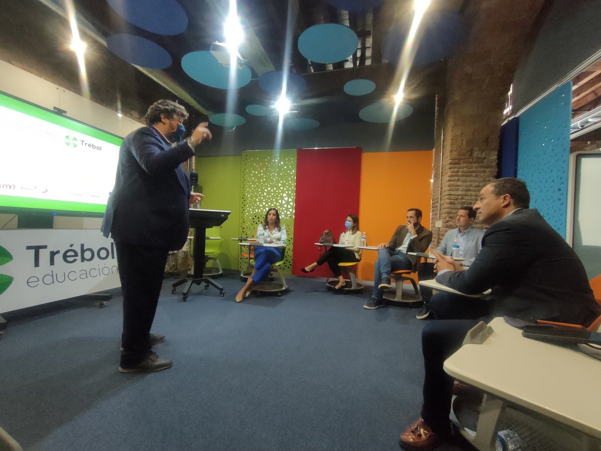Noobe_AL's tweet photo. La concejala @CarilloSusana y el concejal @Luis_Verde visitan nuestras instalaciones en representación del ayuntamiento @malaga. Les contamos todas nuestras innovaciones en el sector #educativo y la propuesta de cara al nuevo año escolar #Educacion https://t.co/gnNkKNcCXt